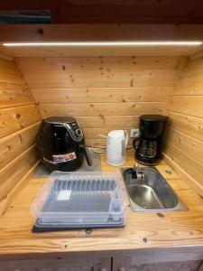 SüdbrookmerlandHaus Geyken / Finnen Fass的厨房柜台配有水槽和咖啡壶
