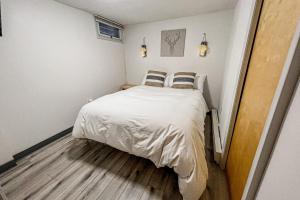 Stratton ValleyRunaway to Winhall的小卧室配有带白色床单和枕头的床