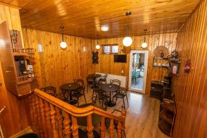 第比利斯Hotel Old Tbilisi 5 rooms的用餐室设有木墙和桌椅