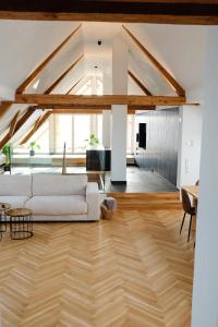 万根伊姆阿尔戈伊Trautesheim Ferienwohnungen的客厅设有白色沙发和木地板