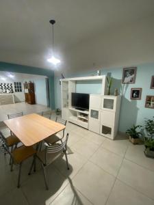 维拉卡洛斯帕兹Casa Daval solo Familias的客厅配有桌子和电视