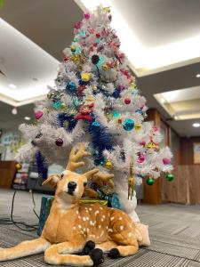 中坜中興商旅  的圣诞树和两只填充的动物,紧挨着圣诞树