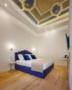 罗马SM Mellini Relais B&B的一间卧室设有一张带天花板的大床