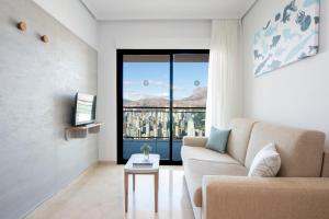 贝尼多姆Pierre & Vacances Apartamentos Benidorm Horizon的带沙发和大窗户的客厅