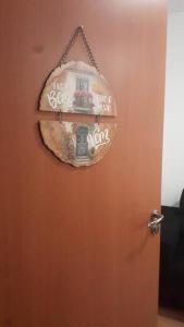 雷森迪APT A 10 MIN DA CIDADE DE PENEDO的门上挂着房子的照片