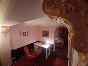 巴特施瓦尔巴赫MALEPARTUS的酒店客房配有书桌和红色椅子