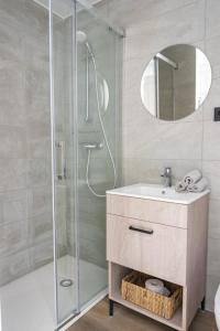 圣维森特德尔拉斯佩奇Micampus Alicante的带淋浴、盥洗盆和镜子的浴室