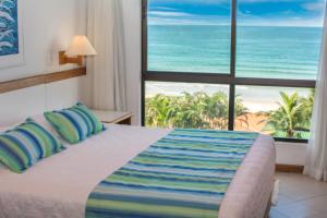 弗洛里亚诺波利斯科斯塔诺特英国酒店的一间卧室设有一张床,享有海景