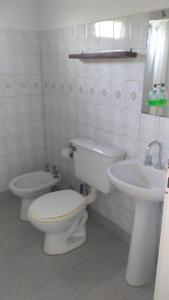 GualeguaychúBoa Vida的白色的浴室设有卫生间和水槽。