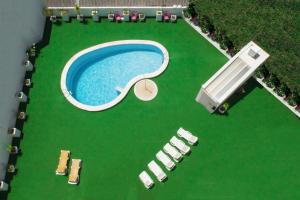 卡尔达斯达·赖尼亚卡尔达斯酒店的享有带草坪椅的游泳池和游泳池的顶部景致