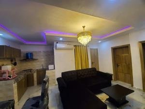 拉各斯Dinero Crystal - 2 Bedroo, Apartment的带沙发和吊灯的客厅