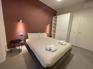 米兰Studio Donatello的一间卧室配有一张床,上面有两条毛巾