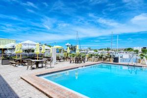 萨拉索塔All-New, Private, Huge TV, Heated Pool, Tiki Bar的酒店游泳池设有桌椅