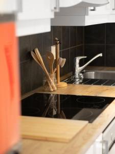 高尔Sentrumsvegen - Private Studio Apartment in Gol的一个带木用具和水槽的厨房台面