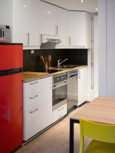 高尔Sentrumsvegen - Private Studio Apartment in Gol的厨房配有白色橱柜和木桌