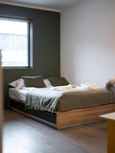 高尔Sentrumsvegen - Private Studio Apartment in Gol的卧室内的一张大床,设有窗户