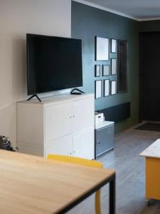 高尔Sentrumsvegen - Private Studio Apartment in Gol的客厅配有白色梳妆台上的平面电视