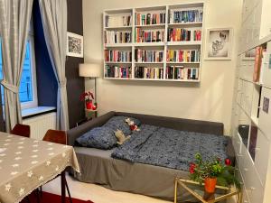 维也纳Feel at home - Self Check In的一间卧室设有一张床和一个书架