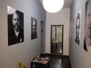 塞利亚马里纳B&B Colors的墙上挂有照片的走廊和镜子