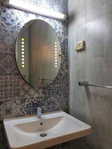 苏塞Your ¥achting Home的浴室设有水槽和墙上的镜子