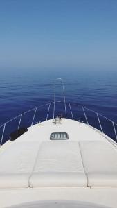 爱琴娜岛Motor yacht 45', 3 Cabins, 2 WC的一艘白船坐在水中与大海