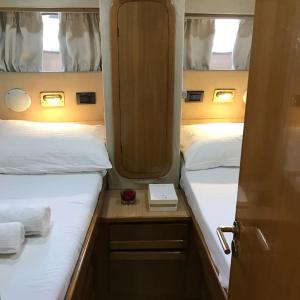 爱琴娜岛Motor yacht 45'的配有两张单人床的小房间,设有两张单人床