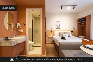圣保罗Charlie Aeroporto Congonhas CGH的一间酒店客房 - 带一张床和一间浴室