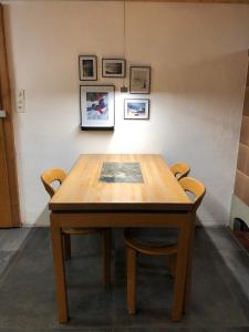 Achseten维德利木屋酒店的一张木桌,房间配有两把椅子