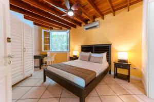 别霍港Lomas del Caribe的一间卧室配有一张床和吊扇