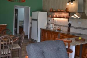 塔菲德尔瓦勒Aires del Alto - casas的厨房配有冰箱和桌椅