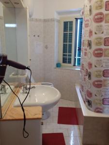 MontemitroShort-lets affittacamere的一间带水槽和淋浴帘的浴室