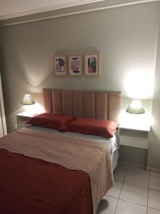 圣路易斯Aconchego的一间卧室配有一张大床和两盏灯