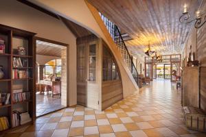 下博克特Los Establos Boutique Resort - All Inclusive的木门房子的走廊