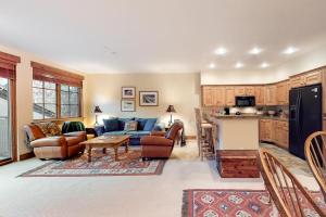 凯彻姆Westridge 11的带沙发的客厅和厨房