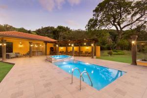 下博克特Los Establos Boutique Resort - All Inclusive的一座房子后院的游泳池