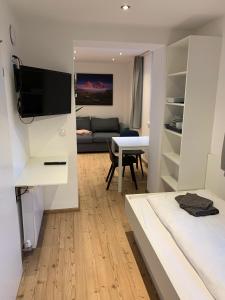 蓬高地区埃本GO FOR MOUNTAINS Appartements的一间卧室设有一张床和一间客厅。