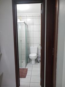 圣路易斯Aconchego的一间带卫生间和玻璃淋浴间的浴室