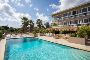 简蒂埃尔JT Curacao Apartments的享有带游泳池的房屋外部景致