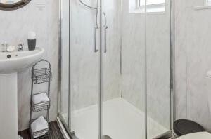 纽基Alderberry Lodge的带淋浴和盥洗盆的浴室