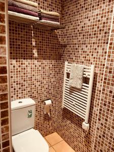 罗列特海岸Céntrico apartamento a 150 metros de la playa. Parking*的浴室设有白色卫生间和棕色瓷砖。