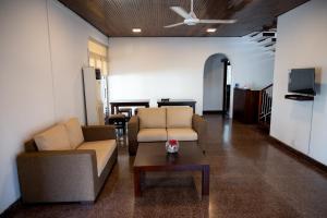 科伦坡Avega Urban - Colombo 07的客厅配有两张沙发和一张咖啡桌