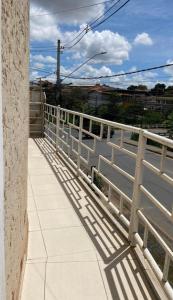 蒙蒂斯克拉鲁斯Apartamento inteiro 2 quartos Wi-Fi的人行道上带围栏和阴影的阳台