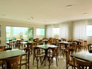 马拉戈日Pousada Marítimos的用餐室设有桌椅和窗户。