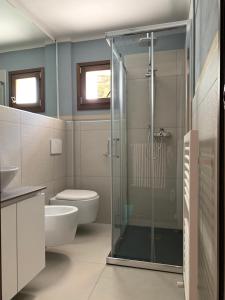 切尔诺比奥Il Riccio appartamento的一间带玻璃淋浴和卫生间的浴室
