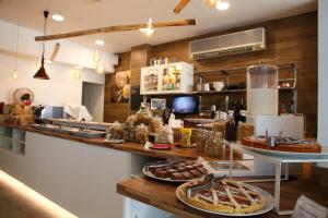 里米尼德尔帕可别墅酒店的厨房,柜台上放有几盘食物