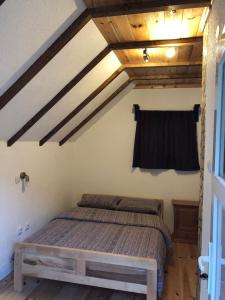 莫伊科瓦茨Private accommodation Kalezić的一间带一张床的卧室,位于带木制天花板的房间内