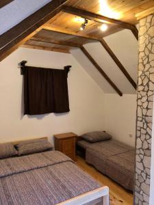 莫伊科瓦茨Private accommodation Kalezić的阁楼上的卧室配有两张床