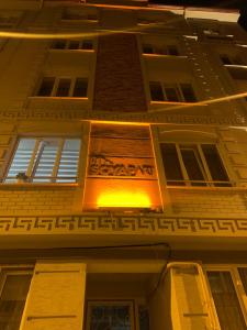 屈塔希亚Şehri ala evleri的建筑的侧面有光