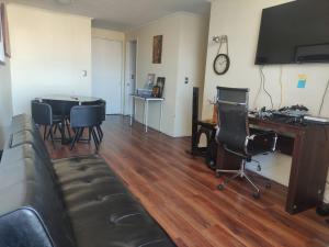 瓦尔帕莱索Habitación Privada Valparaíso Depto Compartido的客厅配有沙发和桌椅