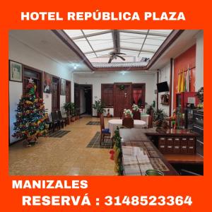 马尼萨莱斯HOTEL LA REPUBLICA MANIZALES的酒店大堂中央的圣诞树
